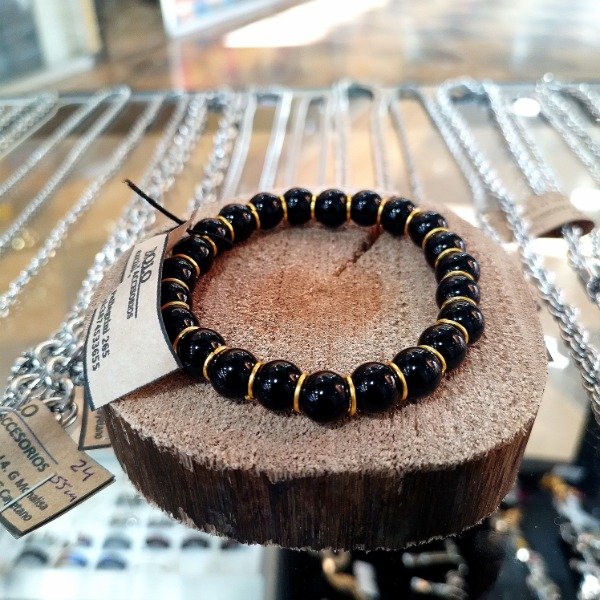 Producto - Negra con arandelas doradas