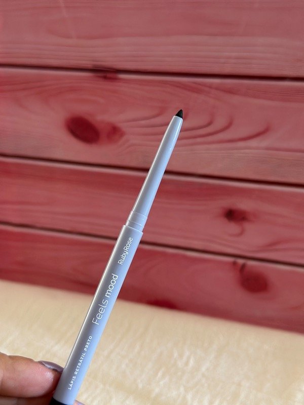 Producto - DELINEADOR RETRÁCTIL RUBY ROSE