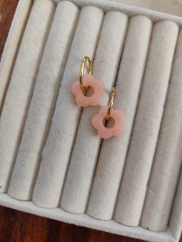 Producto - Aros argolla flor rosa viejo. Acero dorado.