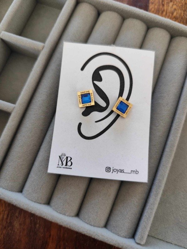 Producto - Aros cuadrados bulgari strass azul. Tamaño M. Acero dorado.