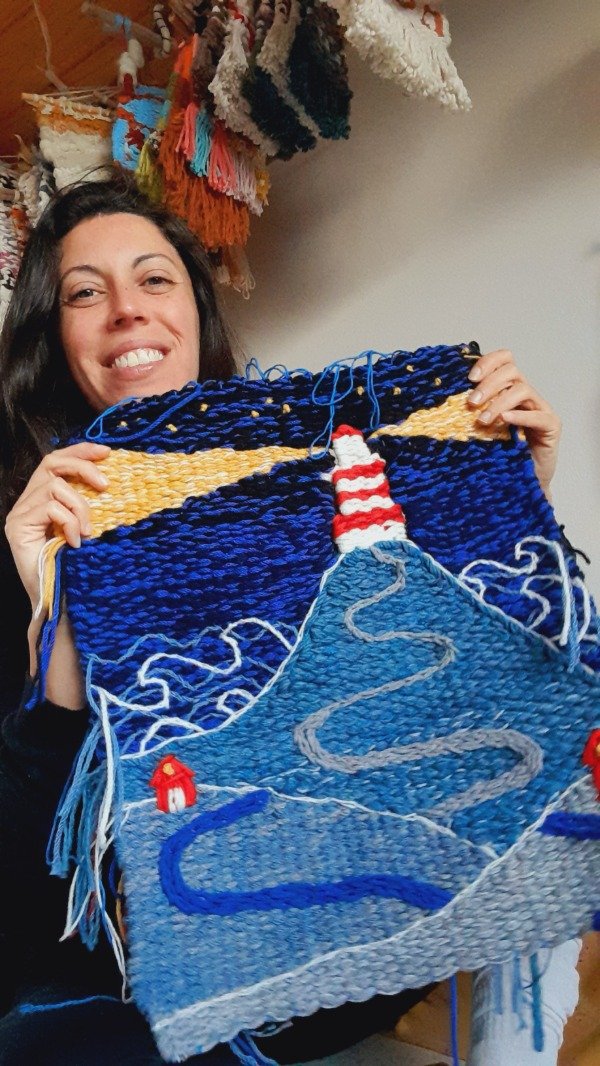 Producto - Tapiz artesanal tejido en telar Faro en el Mar - 50x50 cm