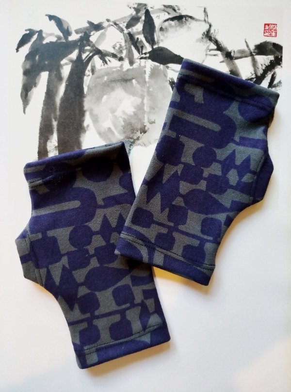 Producto - Mitones Emi -gris estampa Alegría en violeta-