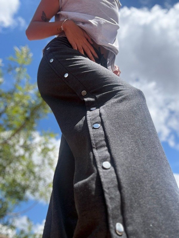Producto - PANTALON PALAZZO RÚSTICO CON BROCHES - GRIS GRAFITO