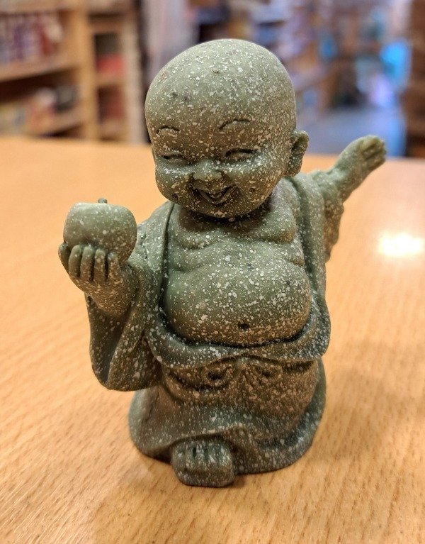 Producto - Buda Mini Piedra Arenisca con Manzana 7.5 x 4.5 cm