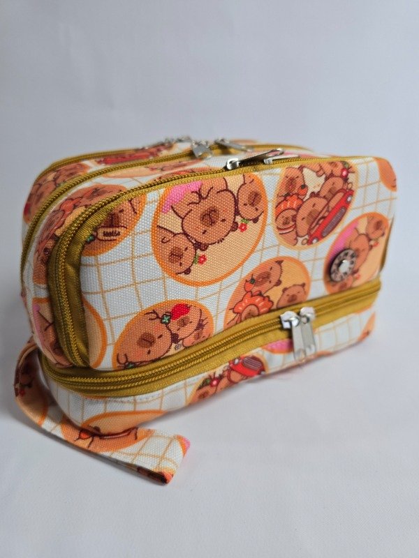 Producto - Cartuchera Roma Capy Cuadros Naranjas