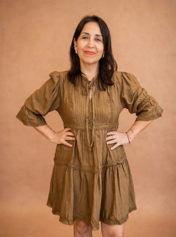 Producto - Vestido Corto Manga 3/4 con Detalle de Broderie Oliva / Camel - 0