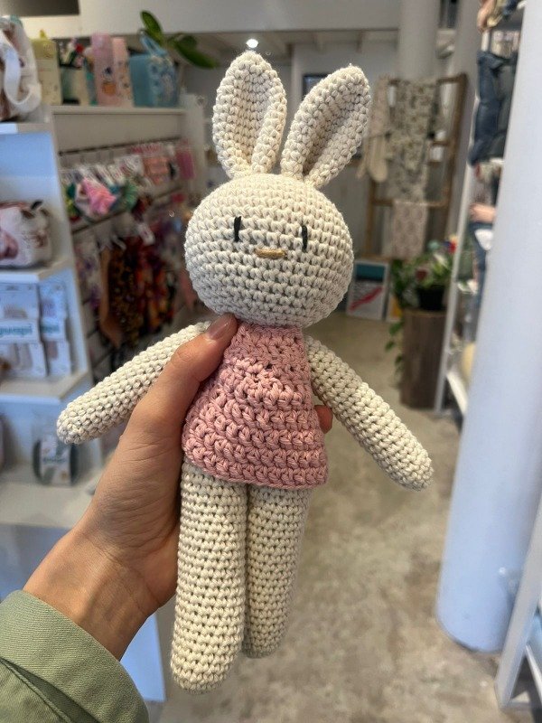 Producto - Muñeco de apego tejido - Conejita con vestido