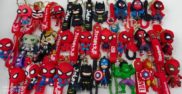 Producto - LLAVERO ADVENGERS GOMA SURT