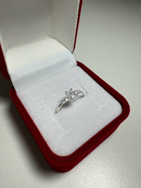 Producto - Anillo con piedra grande en el medio blanca y varias pequeñas chicas - 3