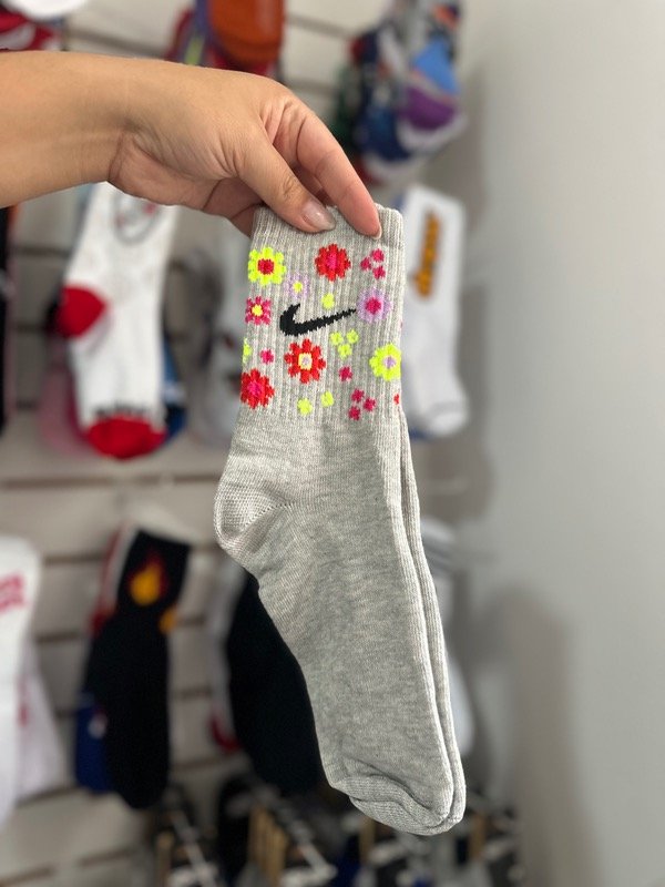 Producto - Nike flores gris
