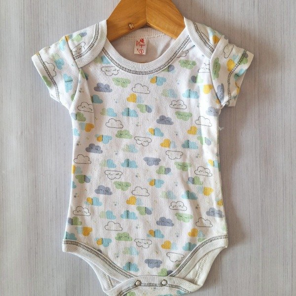 Producto - Body Algodón Blanco con Nubes MC