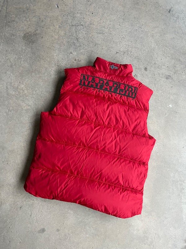 Producto - CHALECO DE PLUMAS NAPAPIJRI BIG LOGO VINTAGE ROJO (XL)