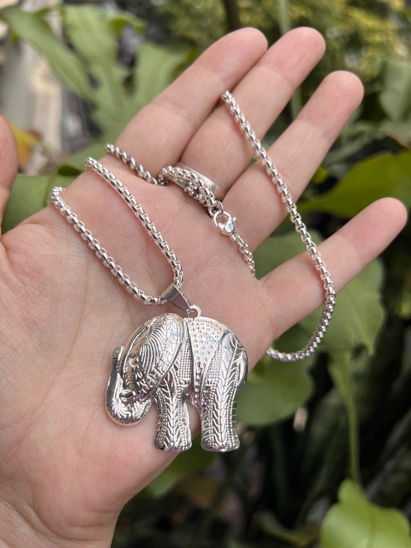 Producto - Collar de acero blanco con dije de elefante
