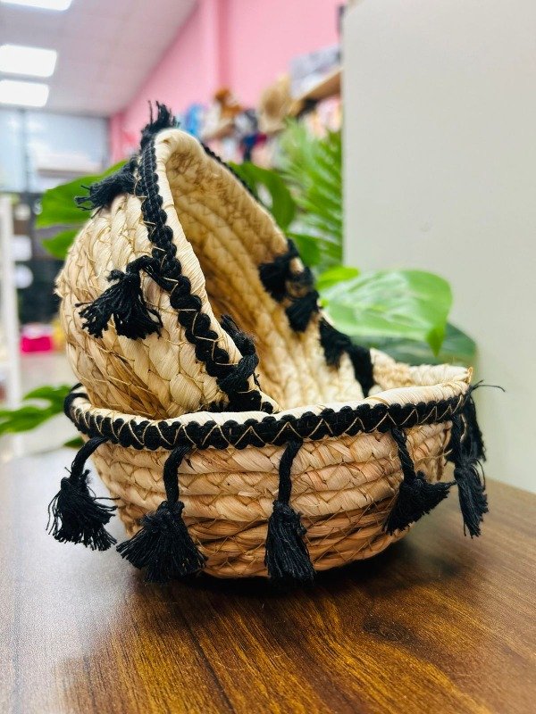 Producto - Canasta tejida con borlas chica