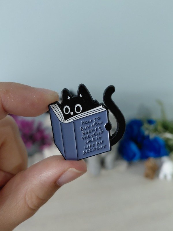 Producto - Pin metalizado - How to buy new books and pretend like it was an accident #1768