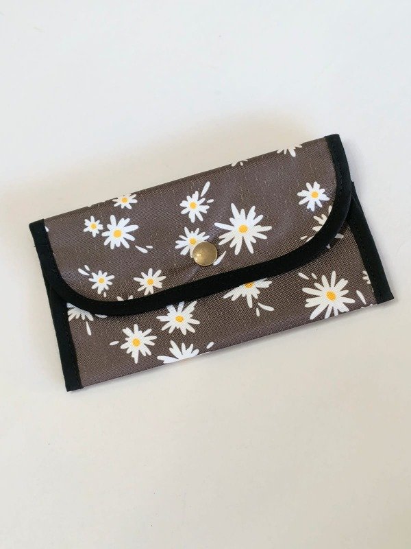 Producto - Billetera Oli - Negra Margaritas