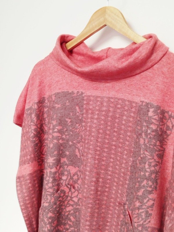 Producto - Poncho Mariel -coral pastel estampa Enredadera y Óvalo-