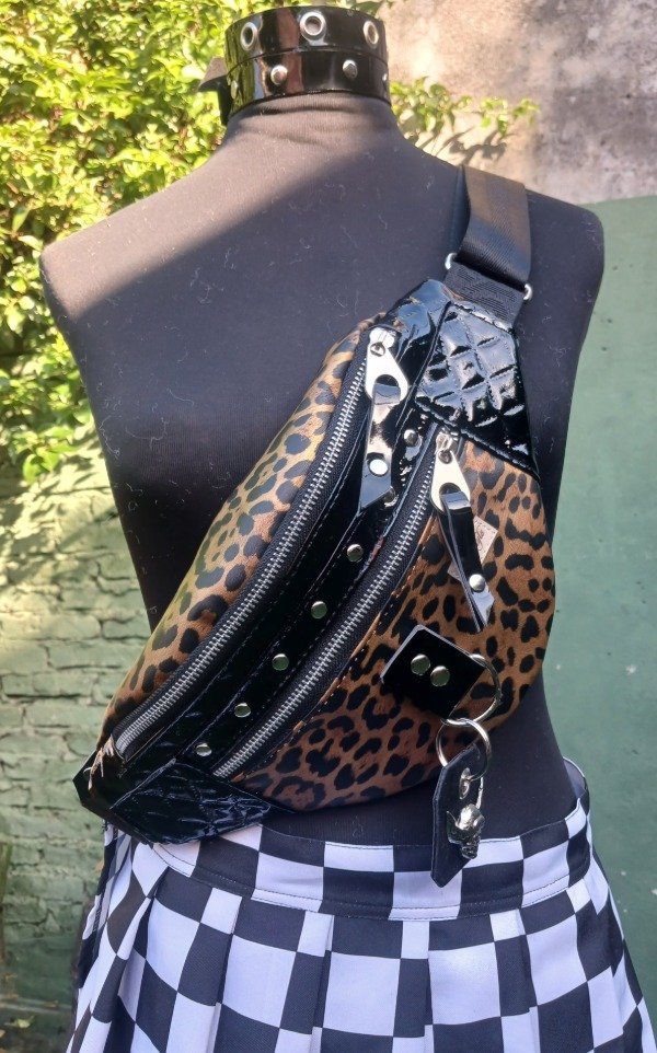 Producto - Riñonera charol y animal print