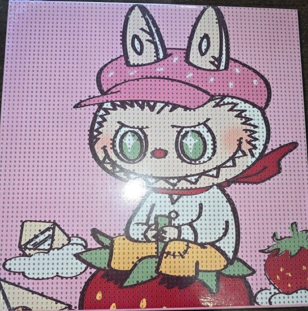 Producto - DIAMOND PAINTING 30X30 BASTIDOR LABUBU FRUTILLA