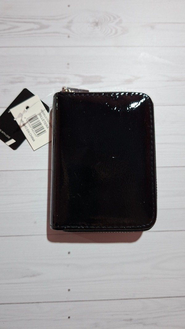 Producto - Billetera pratys negra acharolada