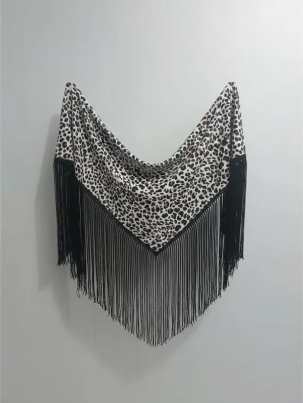 Producto - Mantoncillo Triangular Animal Print Con Flecos De Seda