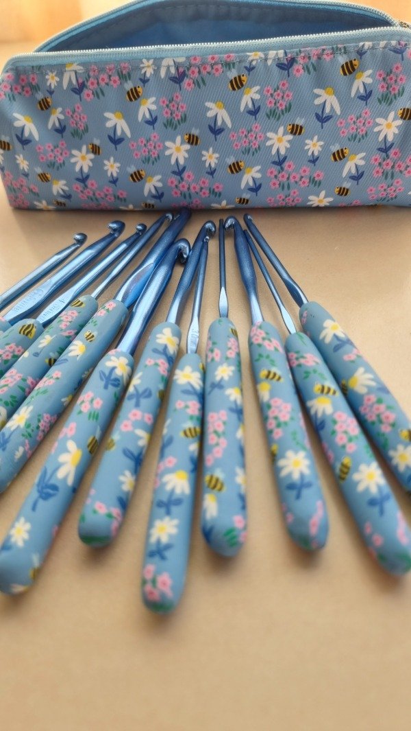 Producto - Agujas crochet + cartuchera ABEJITAS