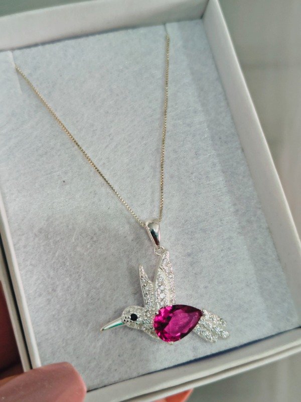 Producto - Cadena con dije colibrí color rubí
