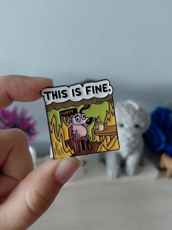 Producto - Pin metalizado - Coraje "This is fine" #2038