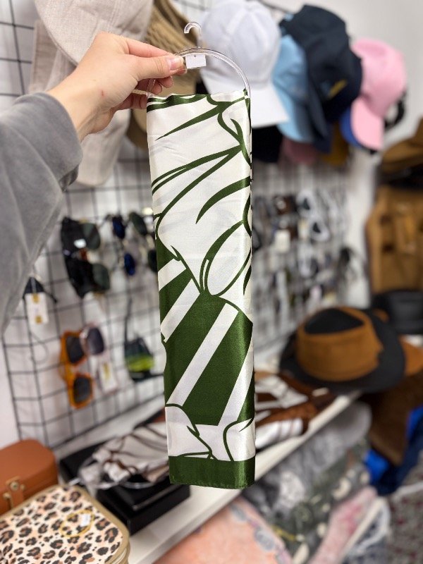 Producto - Pañuelo estampado verde flores grande
