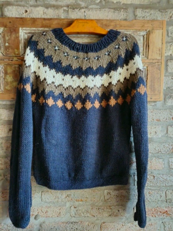 Producto - Sweaters de lana de oveja con guardas en crudoby marrones.