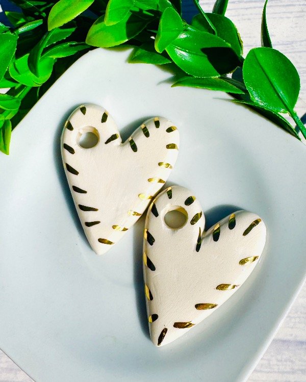 Producto - CORAZÓN IRREGULAR GRANDE BLANCO ORO.