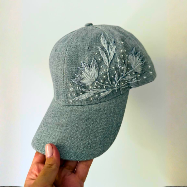 Producto - Gorra bordada a mano con hilo y pedrería gris.