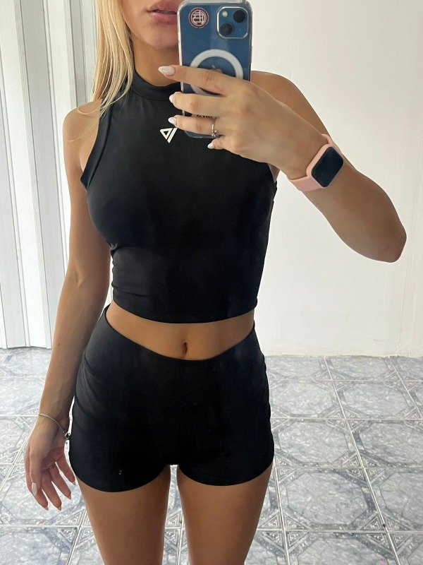 Producto - Set SHORT Negro. Calza SHORT + top ESSENTIAL