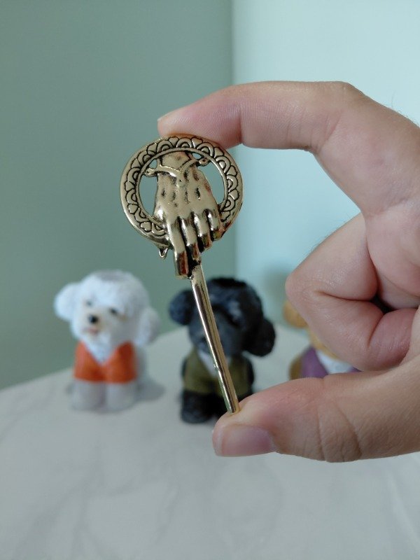 Producto - Prendedor metalizado - Mano del Rey de Game of Thrones en DORADO