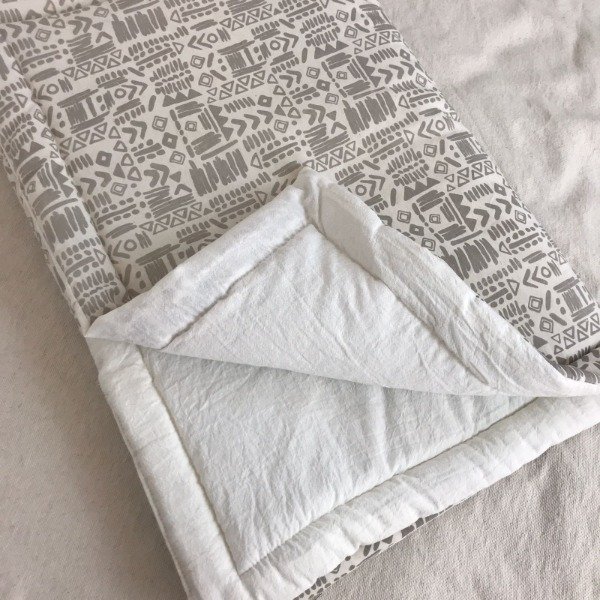 Producto - Pillow Reversible Beige  con símbolos/ Blanco