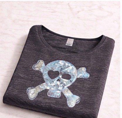 Producto - Remera SKULL SHINE gris Calce suelto.