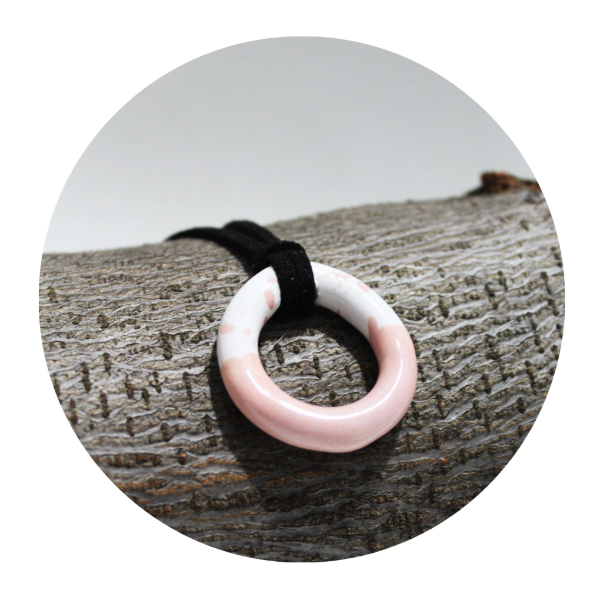 Producto - COLGANTE L CON CUERDA GAMUZADA (ORQUIDEA/NEGRO Y ROJO/JASPE ROSA)