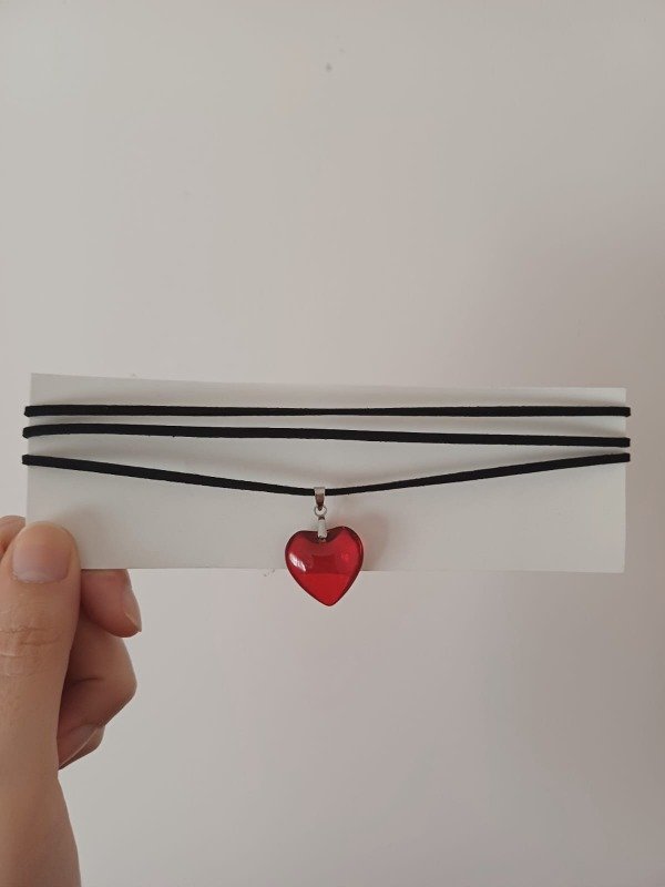 Producto - Collar gamuza corazón cristal rojo