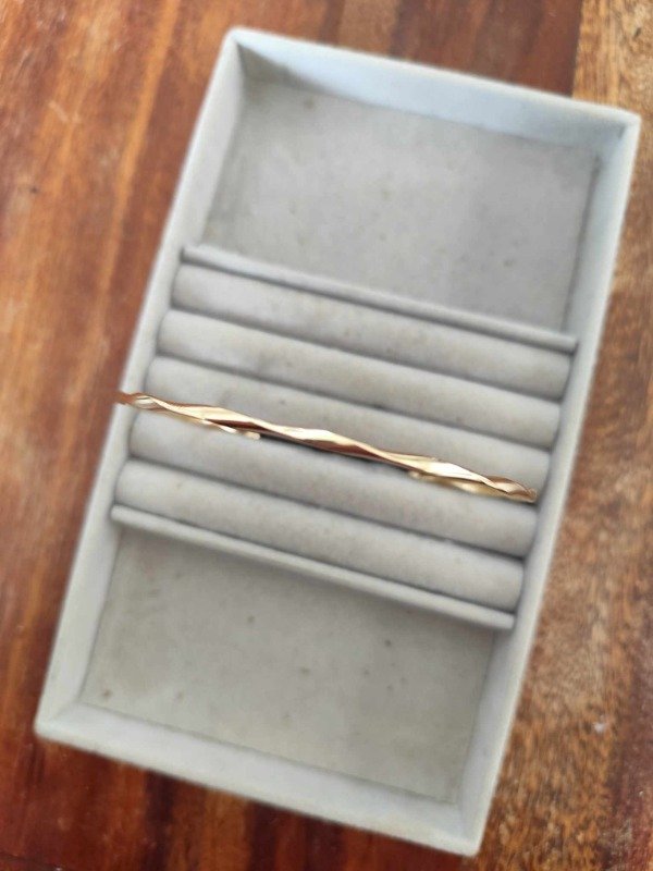 Producto - Brazalete ondulado. Dorado.