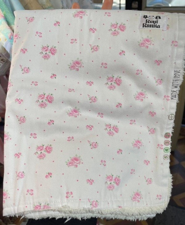 Producto - Manta estampada doble con corderito y sábana florecitas
