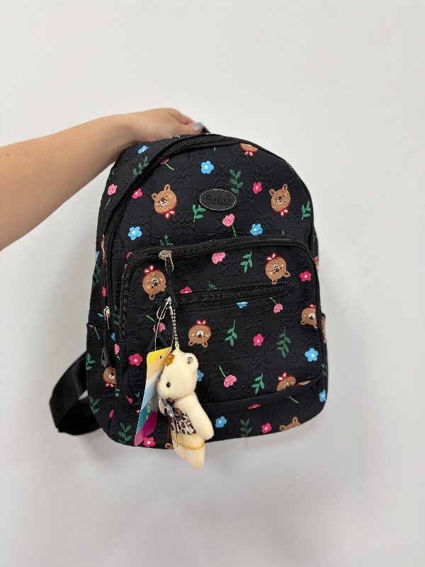 Producto - Mochila mediana estampa flores llavero oso negra - 0