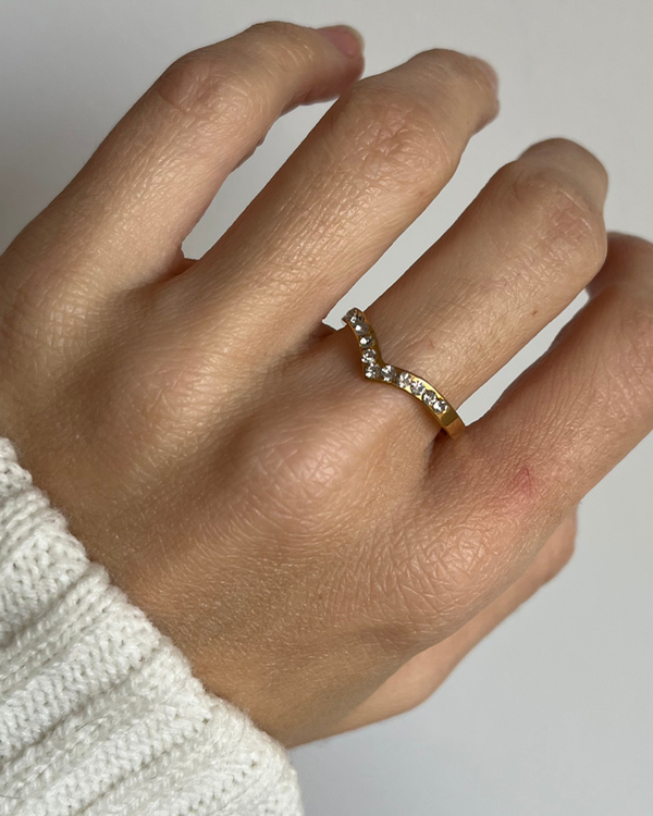 Producto - Anillo V de acero dorado