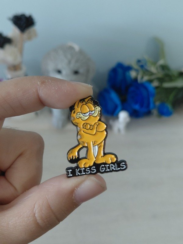 Producto - Pin metalizado - Garfield "I kiss girls" #1049