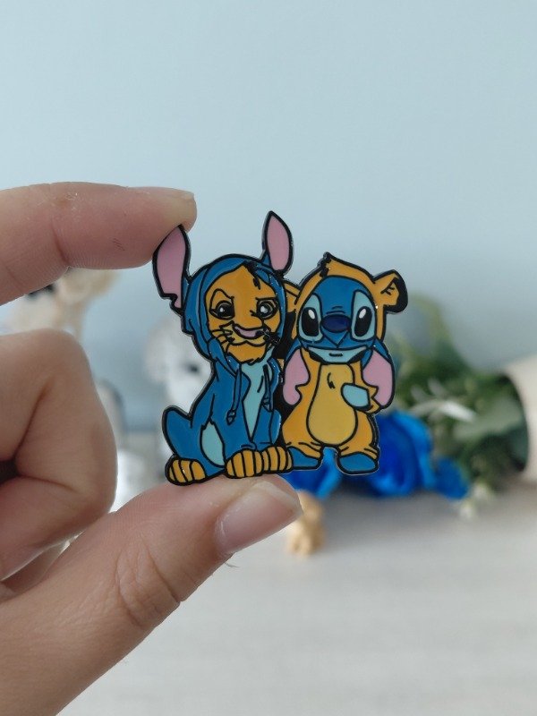 Producto - Pin metalizado - Stitch y Simba #0323