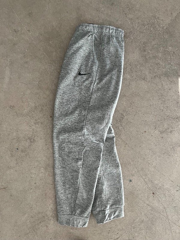 Producto - PANTALÓN AJUSTABLE NIKE DRI-FIT GRIS (2XL)