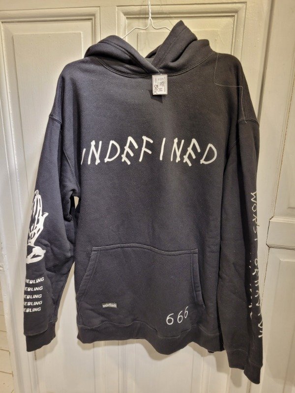 Producto - Buzo UNDEFINED negro logos blancos Talle M oversize PRECIO: 56X