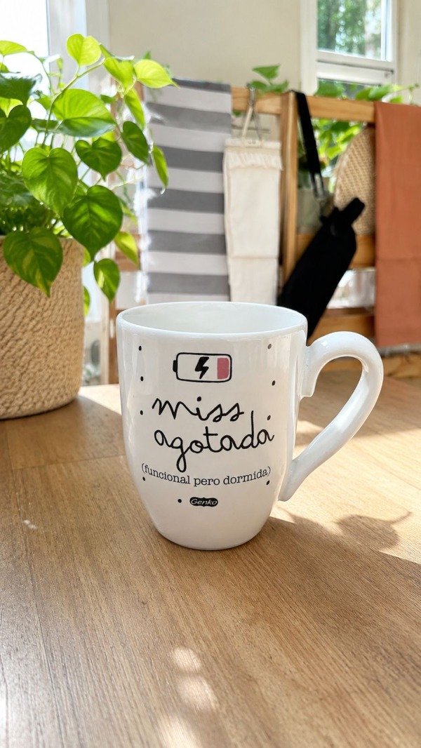 Producto - TAZA DE CERÁMICA BLANCA MISS ANSIEDAD MISS AGOTADA