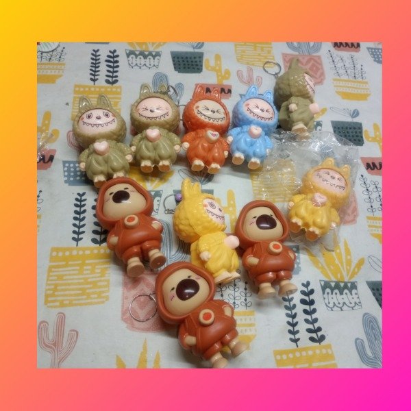 Producto - Llavero da vuelta la cara labubu/ capybara x2