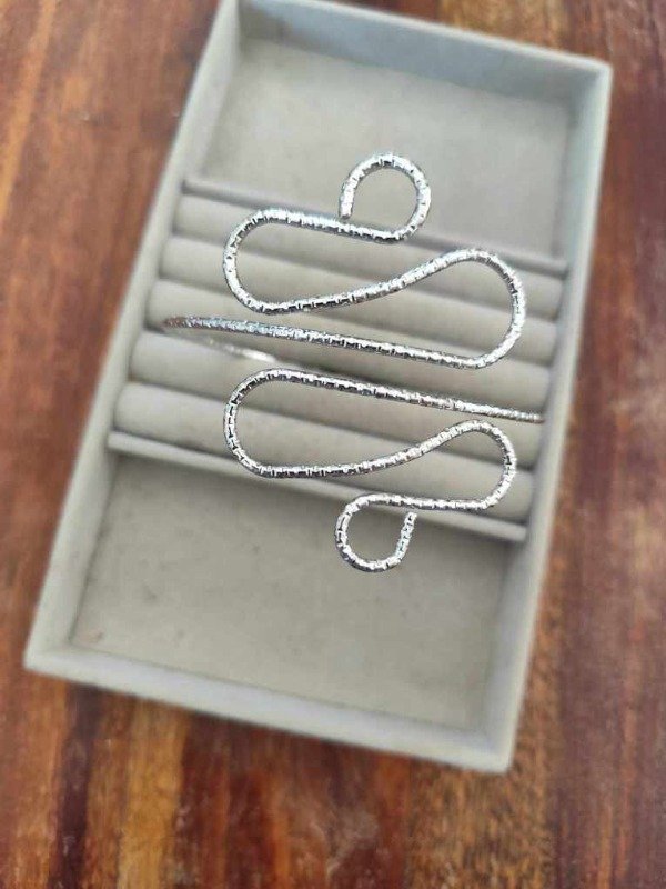 Producto - Brazalete ondulado. Plateado