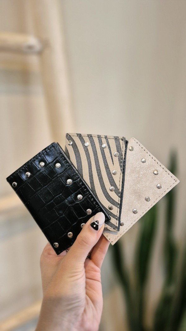 Producto - Tarjetero Carlota (tachas plateadas)